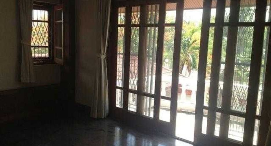 For rent 4 bedrooms house in Phra Khanong, Bangkok