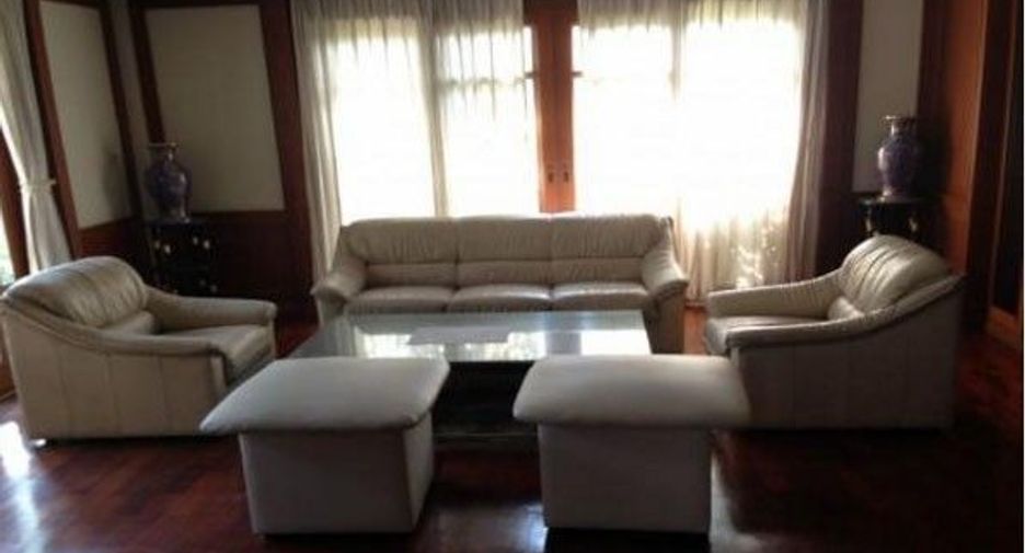 For rent 4 bedrooms house in Phra Khanong, Bangkok
