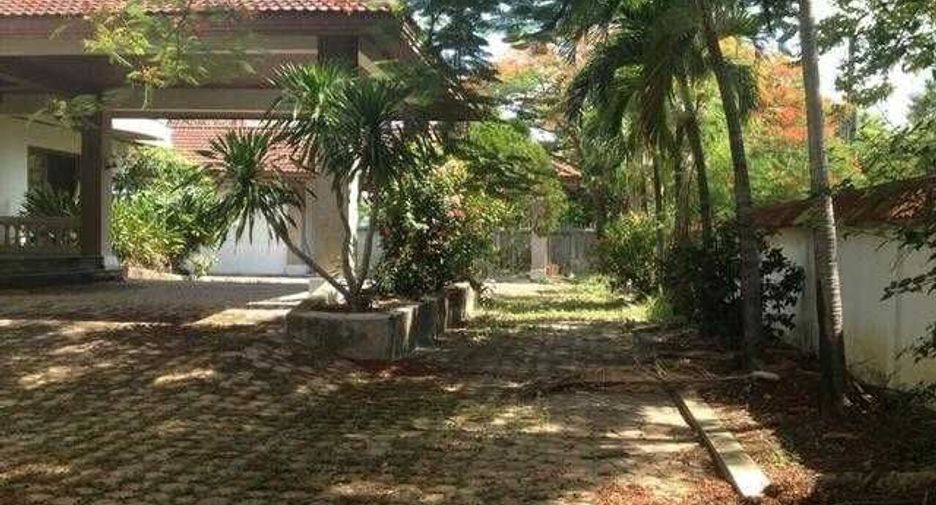 For rent 4 bedrooms house in Phra Khanong, Bangkok