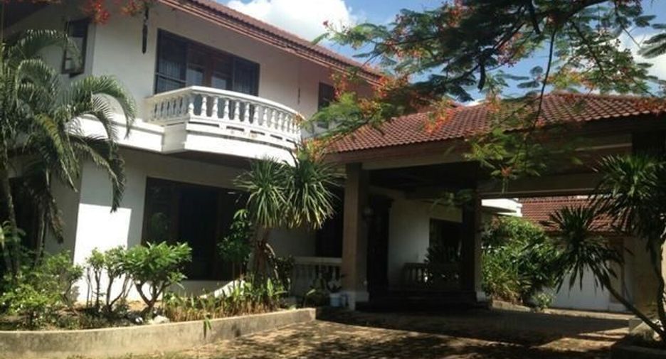 For rent 4 bedrooms house in Phra Khanong, Bangkok