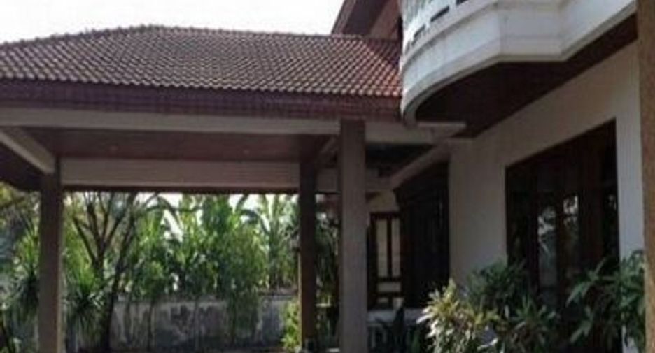 For rent 4 bedrooms house in Phra Khanong, Bangkok
