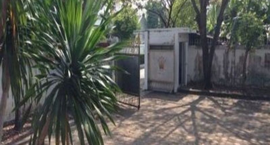 For rent 4 bedrooms house in Phra Khanong, Bangkok