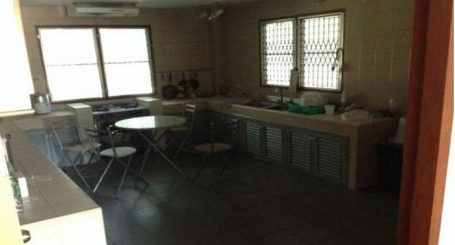 For rent 4 bedrooms house in Phra Khanong, Bangkok