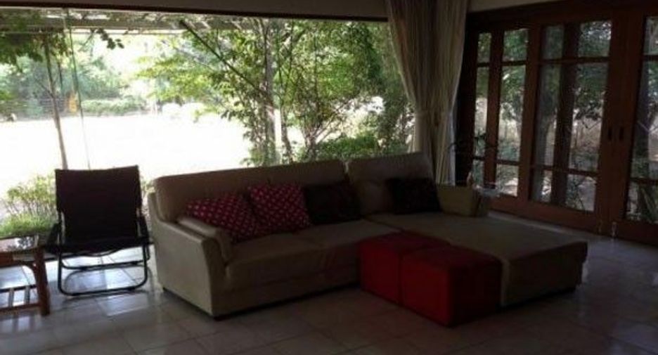 For rent 4 bedrooms house in Phra Khanong, Bangkok