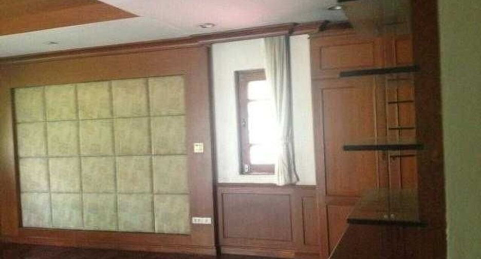 For rent 4 bedrooms house in Phra Khanong, Bangkok
