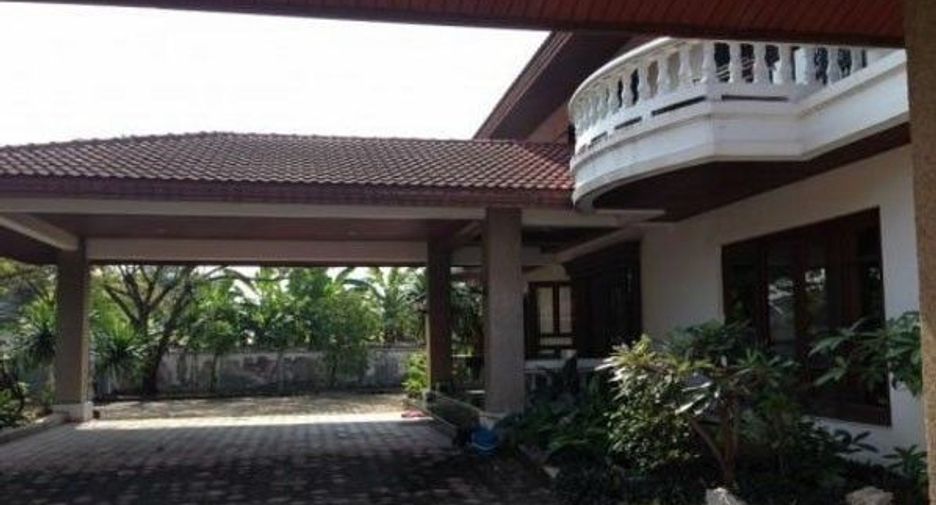 For rent 4 bedrooms house in Phra Khanong, Bangkok