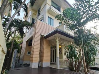 For rent 4 Beds house in Phra Khanong, Bangkok