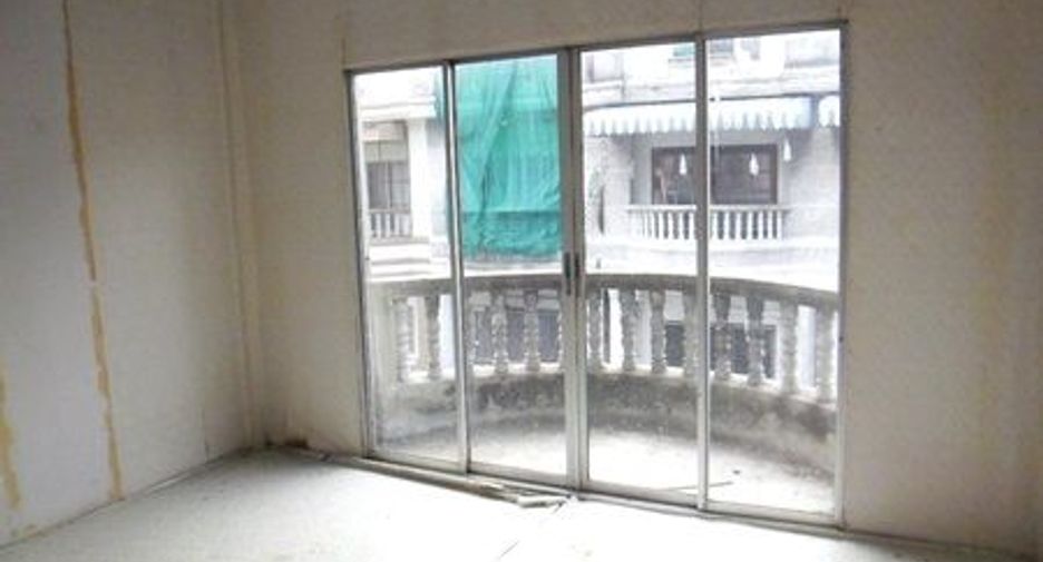 For sale retail Space in Lat Phrao, Bangkok
