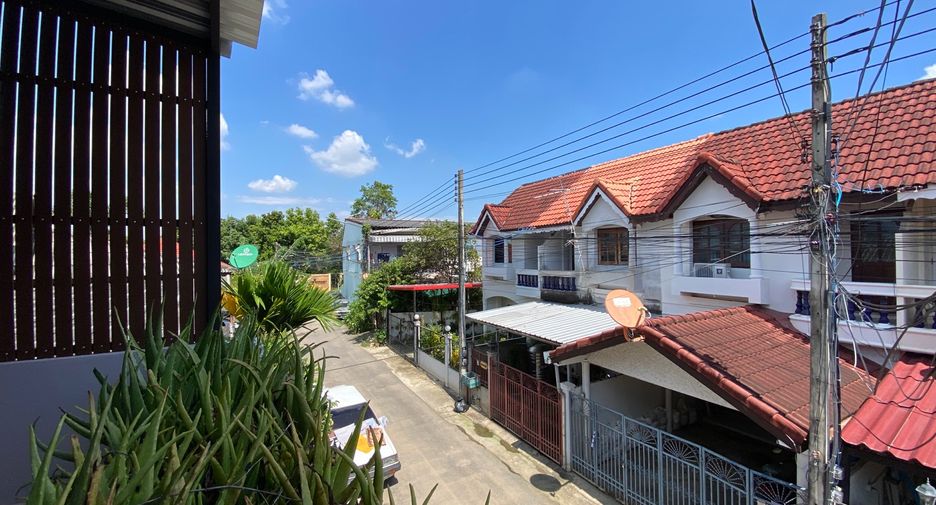 For rent and for sale 2 bed townhouse in Saraphi, Chiang Mai