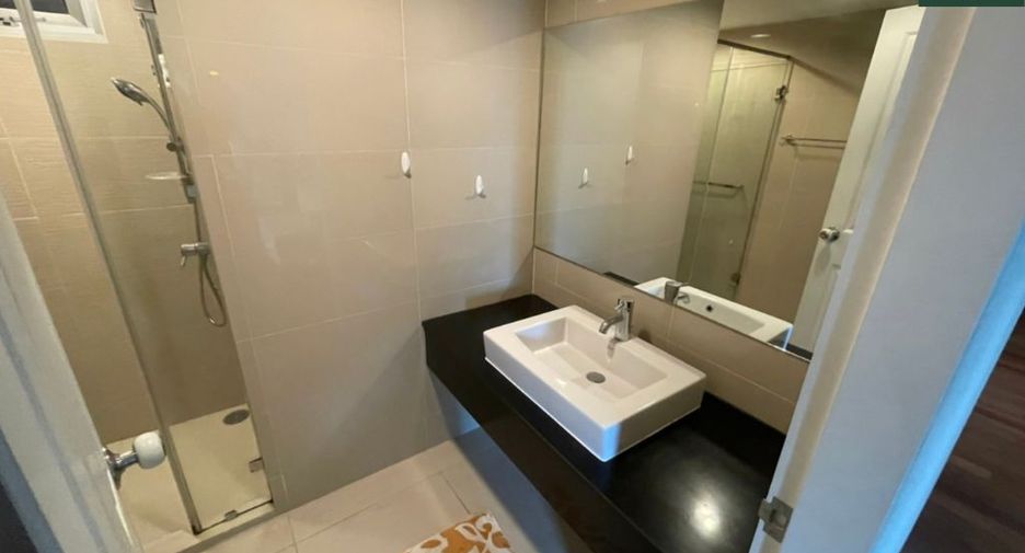 For rent 3 bedrooms condo in Huai Khwang, Bangkok