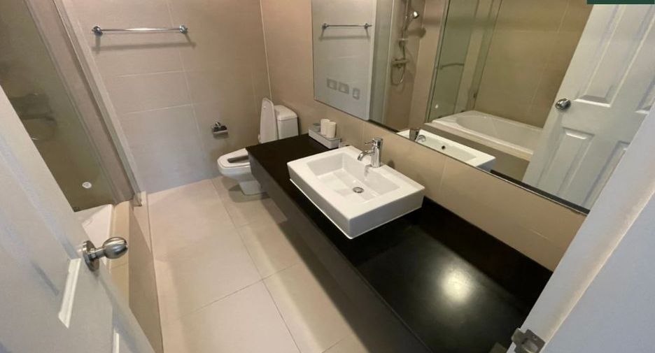 For rent 3 bedrooms condo in Huai Khwang, Bangkok