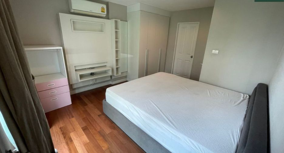 For rent 3 bedrooms condo in Huai Khwang, Bangkok