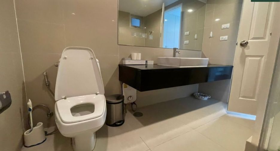 For rent 3 bedrooms condo in Huai Khwang, Bangkok