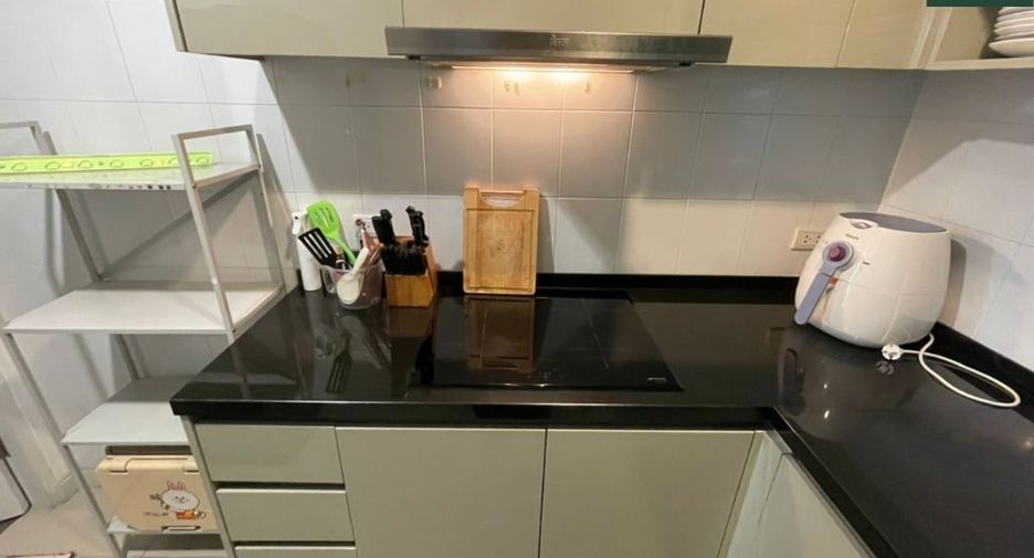 For rent 3 bedrooms condo in Huai Khwang, Bangkok