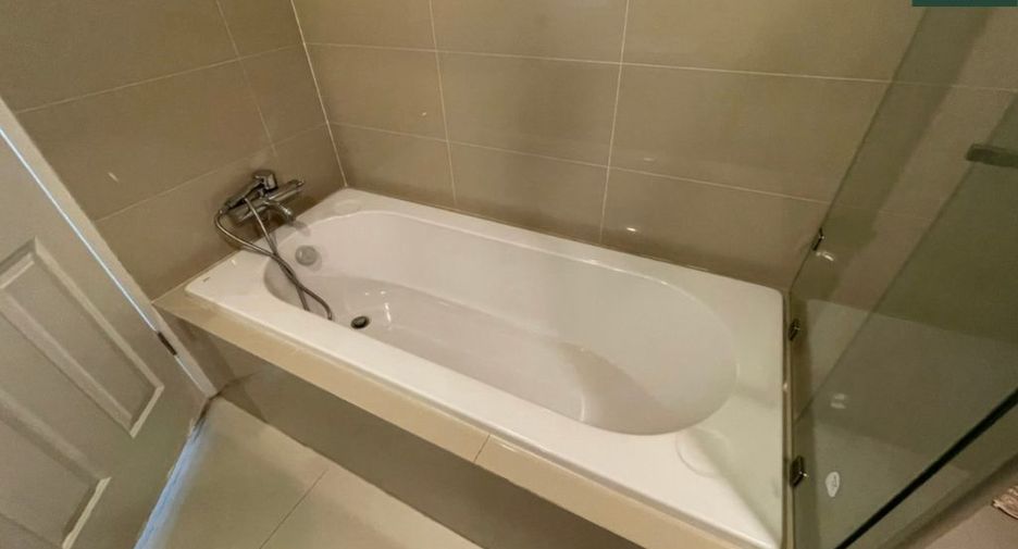 For rent 3 bedrooms condo in Huai Khwang, Bangkok