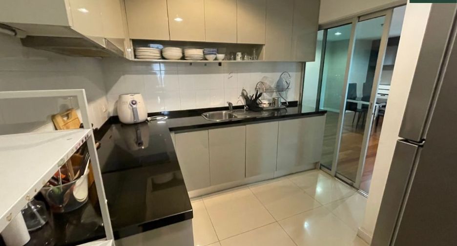 For rent 3 bedrooms condo in Huai Khwang, Bangkok