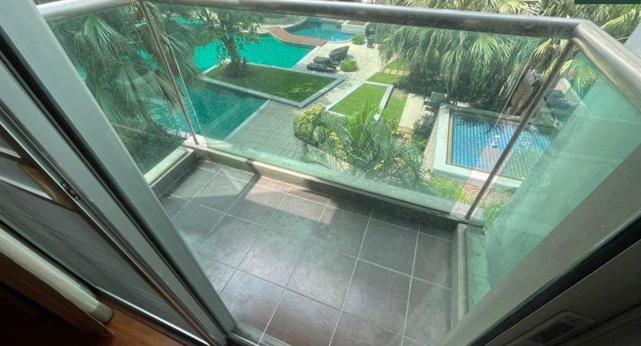 For rent 3 bedrooms condo in Huai Khwang, Bangkok