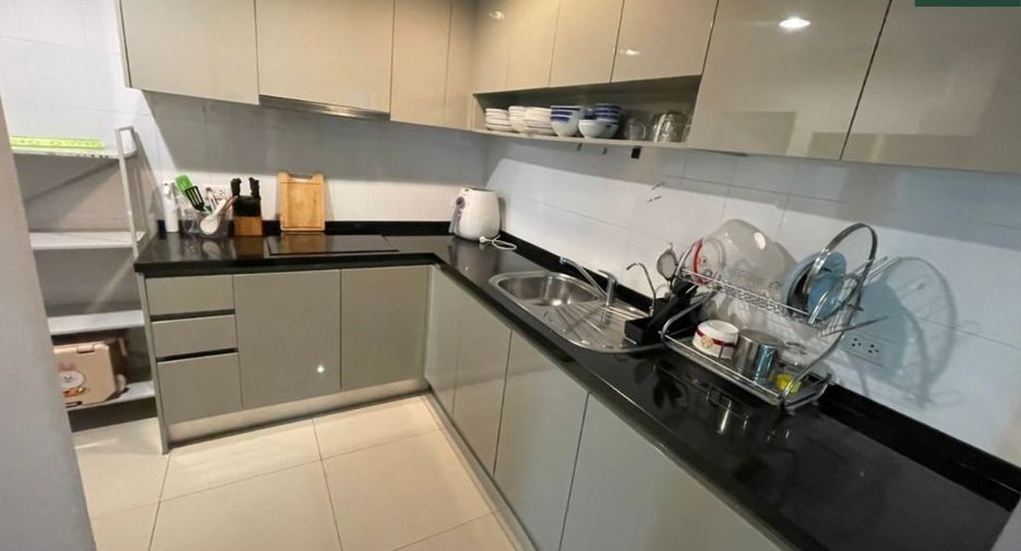 For rent 3 bedrooms condo in Huai Khwang, Bangkok