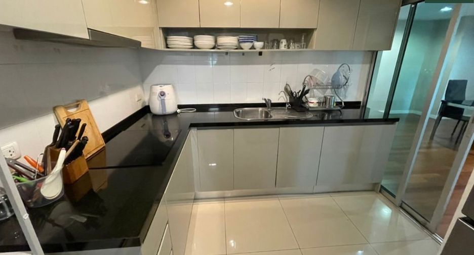 For rent 3 bedrooms condo in Huai Khwang, Bangkok