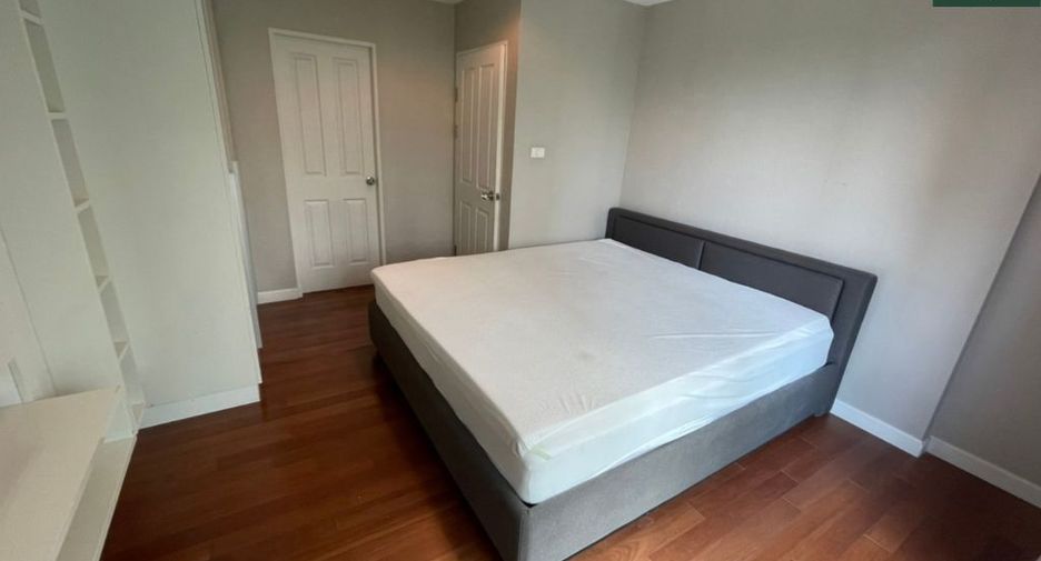 For rent 3 bedrooms condo in Huai Khwang, Bangkok