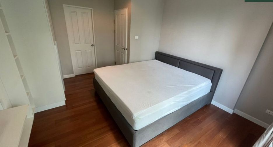 For rent 3 bedrooms condo in Huai Khwang, Bangkok