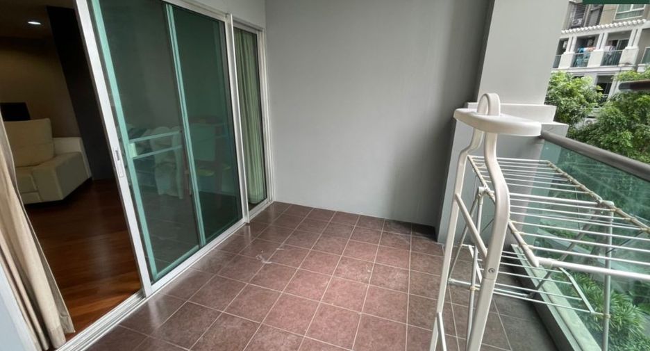 For rent 3 bedrooms condo in Huai Khwang, Bangkok