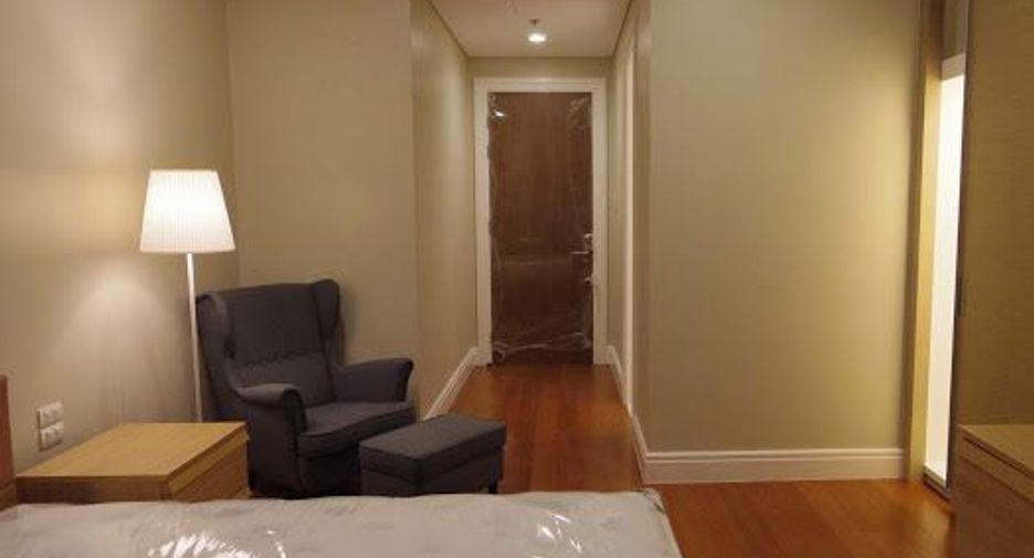 For rent 3 bedrooms condo in Khlong Toei, Bangkok