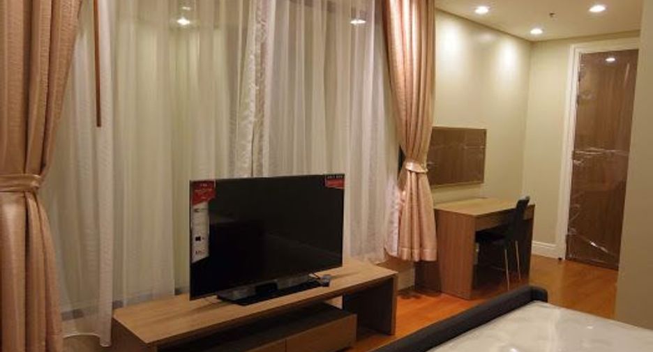 For rent 3 bedrooms condo in Khlong Toei, Bangkok