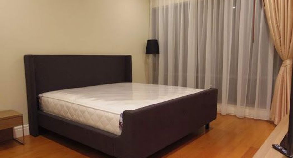 For rent 3 bedrooms condo in Khlong Toei, Bangkok