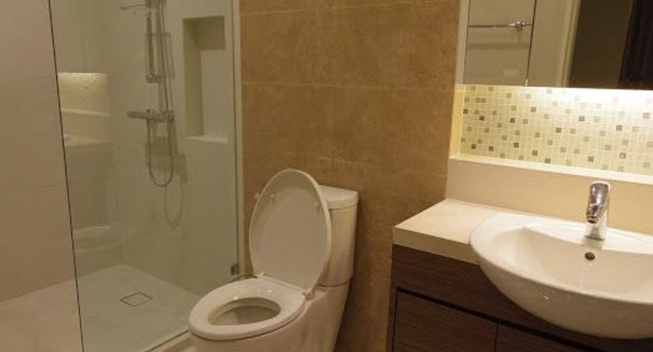 For rent 3 bedrooms condo in Khlong Toei, Bangkok