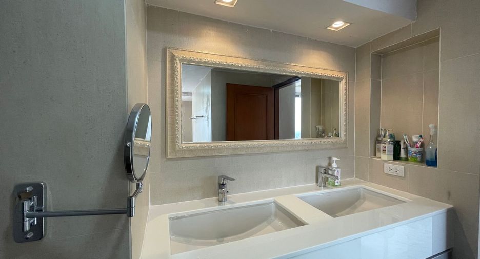 For rent 3 bedrooms condo in Khlong Toei, Bangkok