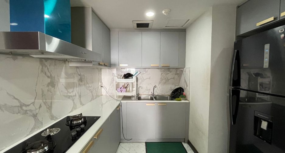 For rent 3 bedrooms condo in Khlong Toei, Bangkok