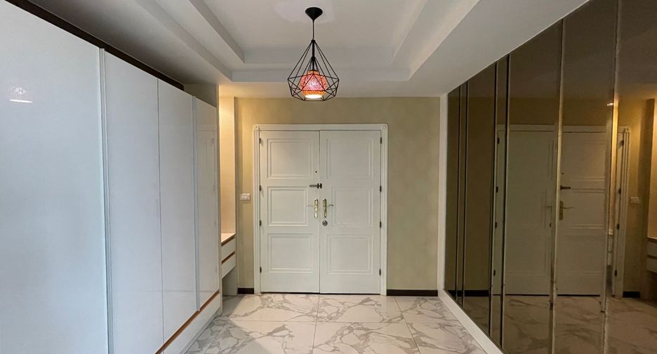 For rent 3 bedrooms condo in Khlong Toei, Bangkok