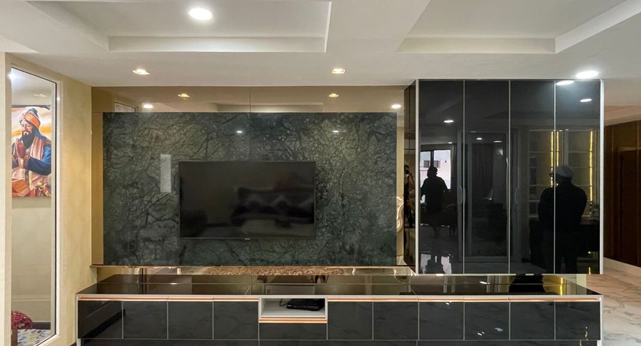 For rent 3 bedrooms condo in Khlong Toei, Bangkok