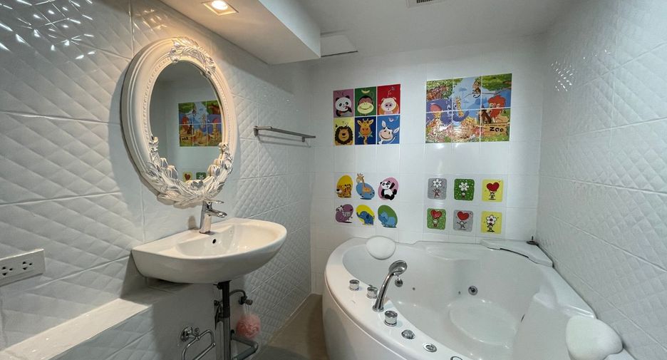 For rent 3 bedrooms condo in Khlong Toei, Bangkok