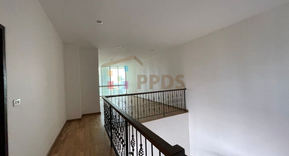 For sale 2 bed condo in Watthana, Bangkok