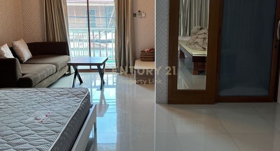 For rent 3 bedrooms townhouse in Huai Khwang, Bangkok