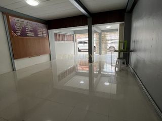Casa adosada en alquiler de 3 habitaciones en Huai Khwang, Bangkok