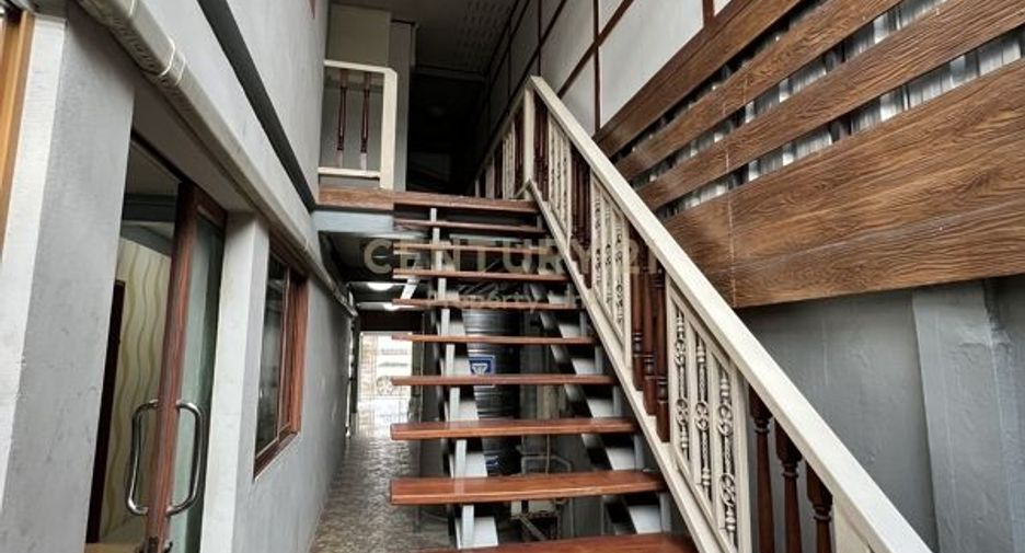 For rent 3 bedrooms townhouse in Huai Khwang, Bangkok