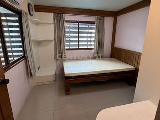 Casa adosada en alquiler de 3 habitaciones en Huai Khwang, Bangkok