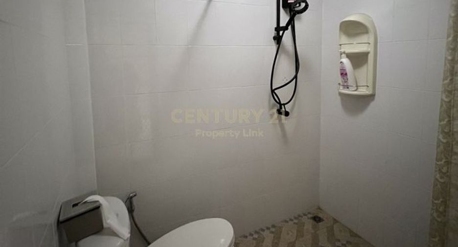 For rent 3 bedrooms townhouse in Huai Khwang, Bangkok
