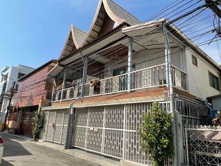 Casa adosada en alquiler de 3 habitaciones en Huai Khwang, Bangkok