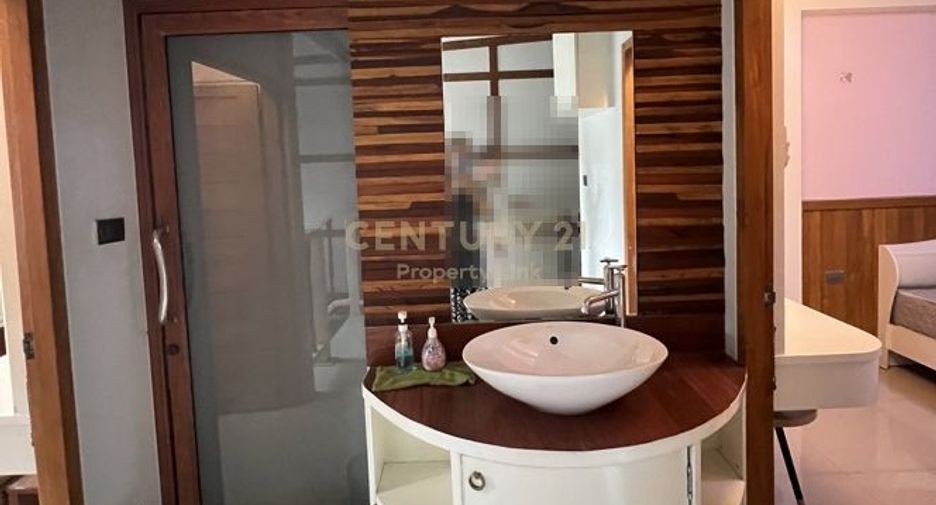For rent 3 bedrooms townhouse in Huai Khwang, Bangkok