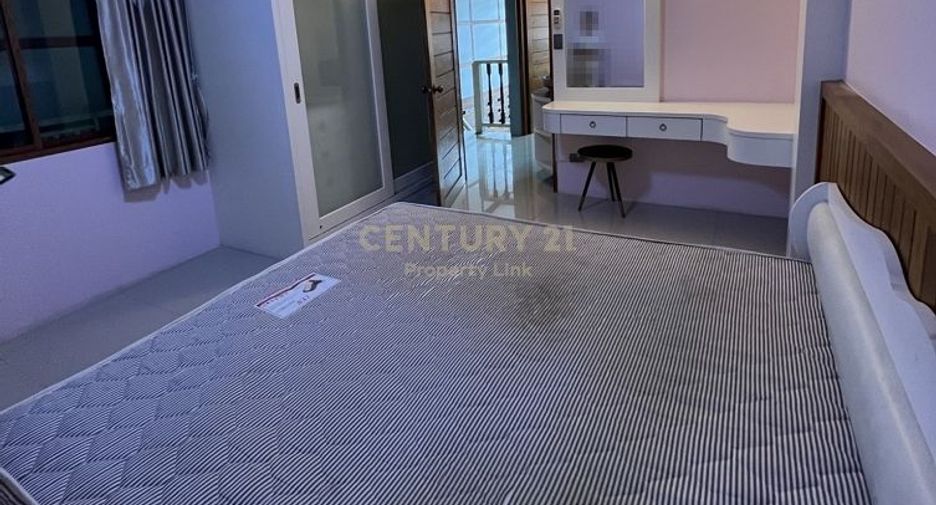 For rent 3 bedrooms townhouse in Huai Khwang, Bangkok