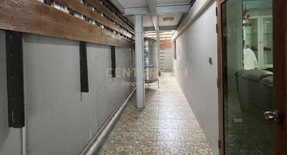 For rent 3 bedrooms townhouse in Huai Khwang, Bangkok