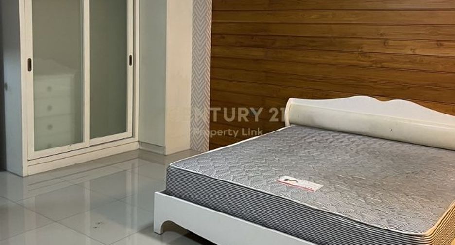 For rent 3 bedrooms townhouse in Huai Khwang, Bangkok