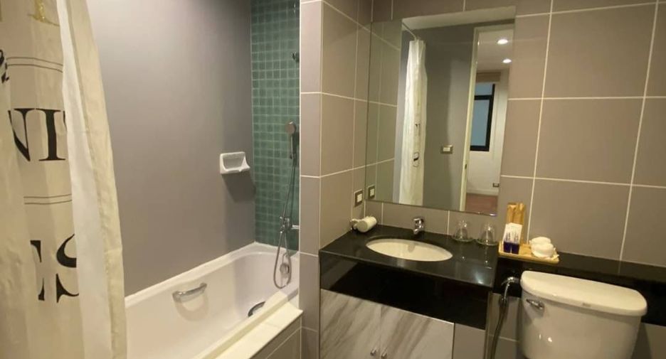 For rent 3 bedrooms condo in Pathum Wan, Bangkok
