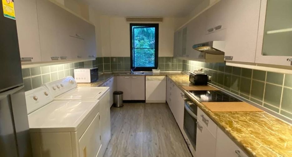 For rent 3 bedrooms condo in Pathum Wan, Bangkok