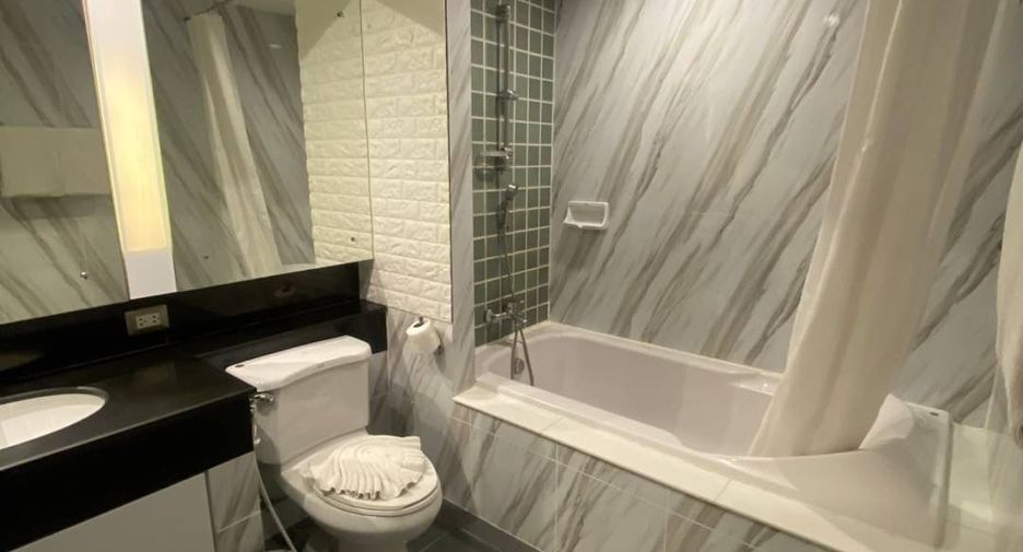 For rent 3 bedrooms condo in Pathum Wan, Bangkok