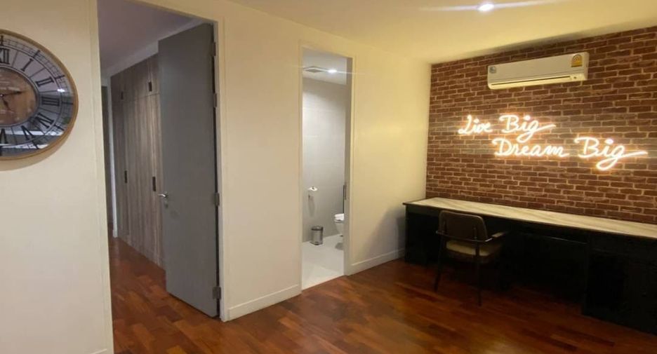 For rent 3 bedrooms condo in Pathum Wan, Bangkok